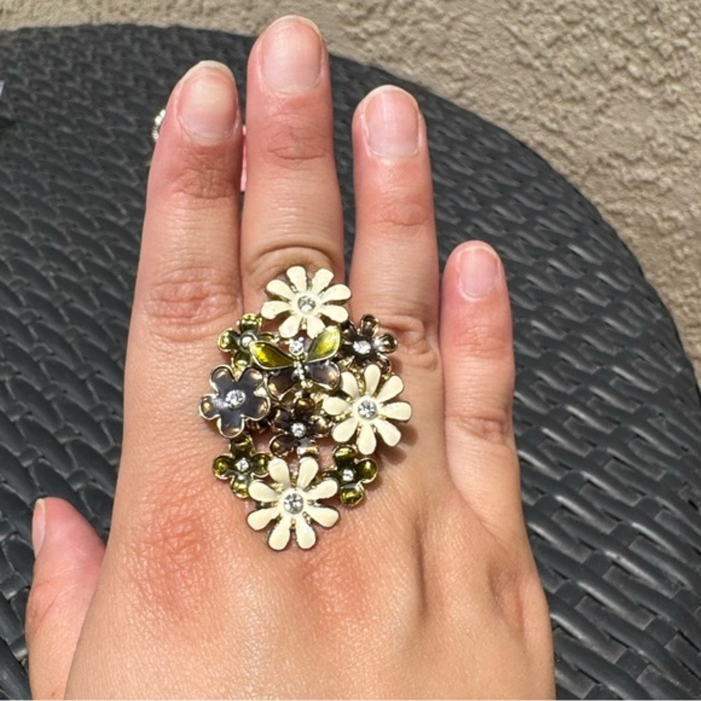 🦖 5 for $20 | floral cluster ring with butterfly vintage